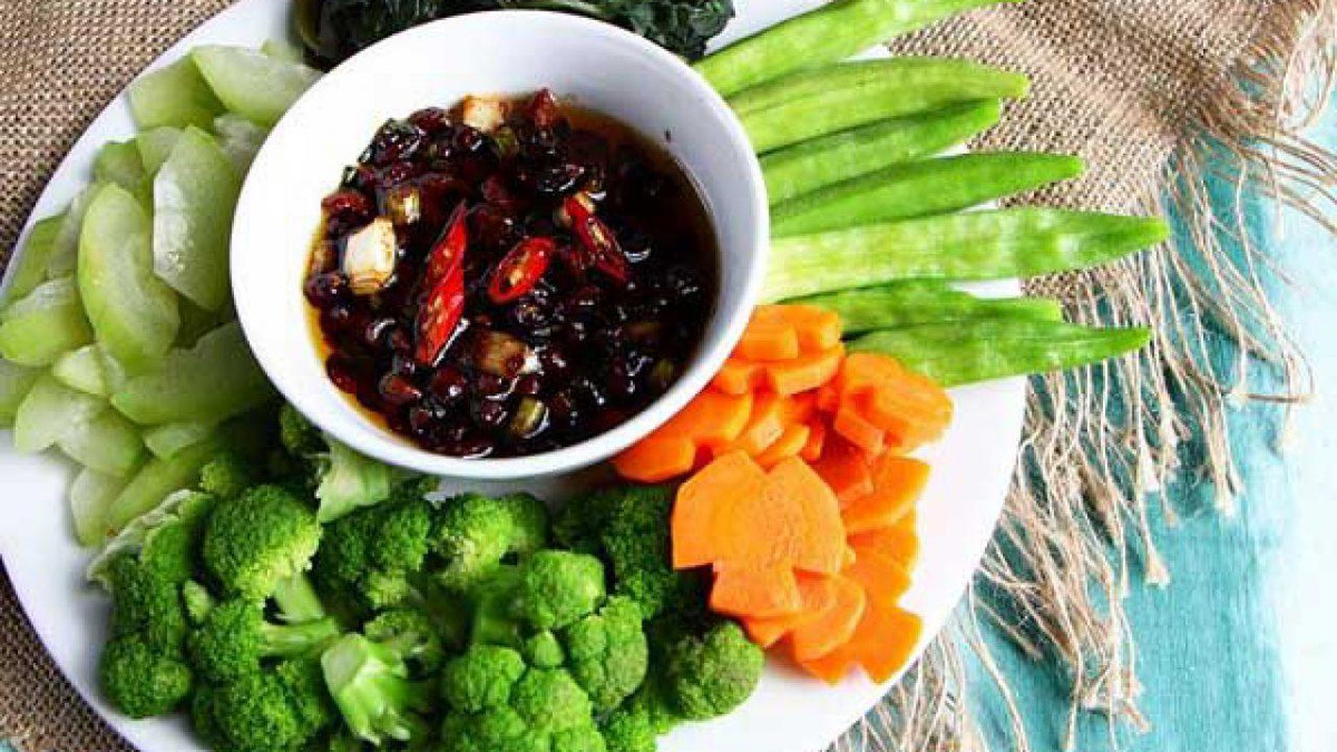 Không ngờ, cứ duy trì thói quen độc hại như vậy trong thời gian dài, cô Hồ càng ngày càng yếu, cơ thể gầy đi thấy rõ, leo cầu thang cũng khó thở, phải dừng lại mấy lần để lấy hơi. Nghiêm trọng hơn, cô Hồ còn cảm thấy chóng mặt, buồn nôn. Nhìn thấy thịt là cảm giác buồn nôn lại trào dâng, chán ăn, bỏ bữa.