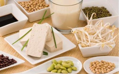 Nếu axit uric của bạn tương đối cao, ăn đậu phụ cũng có thể dẫn đến tái phát bệnh gút ở bệnh nhân gút. Do đó, ngay cả khi rất thích các món từ đậu nành, đậu phụ, bệnh nhân gút cũng chỉ được ăn ít hoặc tốt nhất không ăn các sản phẩm từ đậu nành.