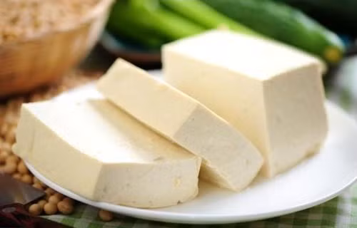 1 - Người già: Tại sao người già không thích hợp với các sản phẩm từ đậu nành? Do chức năng thận của người già tương đối yếu, khi chúng ta ăn đậu nành và các sản phẩm từ đậu nành, chắc chắn sẽ tiêu thụ nhiều protein thực vật, làm tăng gánh nặng cho thận và gây suy thận.