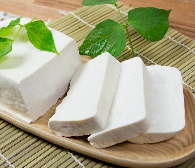 Đậu phụ còn chứa nhiều vitamin C, B, sắt, phốt pho và protein, chứa rất ít chất bột đường nên rất thích hợp cho người tiểu đường và người béo phì. Thêm nữa, hàm lượng canxi trong đậu phụ cao hơn so với sữa đậu nành lại cực dễ chế biến.