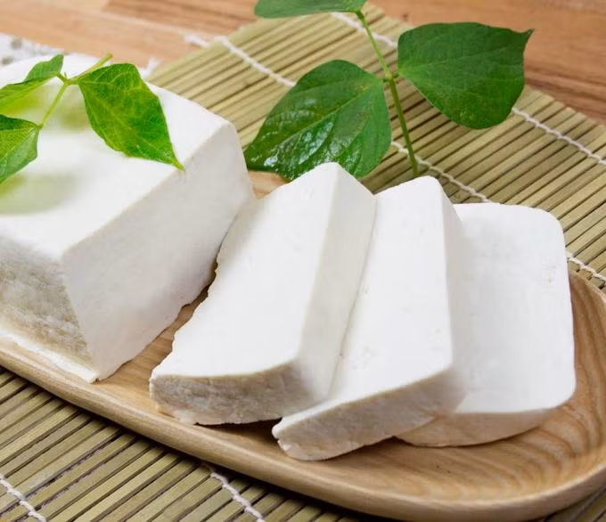 Đậu phụ còn chứa nhiều vitamin C, B, sắt, phốt pho và protein, chứa rất ít chất bột đường nên rất thích hợp cho người tiểu đường và người béo phì. Thêm nữa, hàm lượng canxi trong đậu phụ cao hơn so với sữa đậu nành lại cực dễ chế biến.