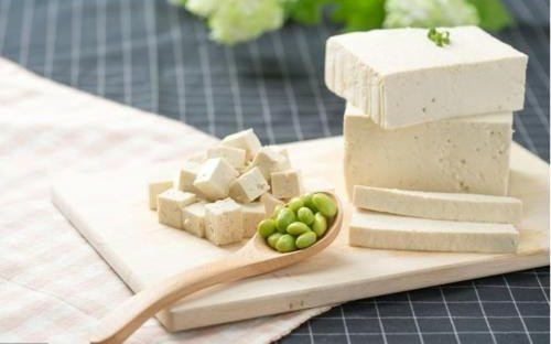 2 - Người bị bệnh gút (gout): Bởi vì, cơ chế bệnh sinh của bệnh nhân gút đến từ sự chuyển hóa purine bất thường trong cơ thể chúng ta. Các sản phẩm từ đậu nành chứa nhiều purin, vì vậy, trong quá trình ăn uống, sẽ có tác động đến cơ thể của chúng ta.