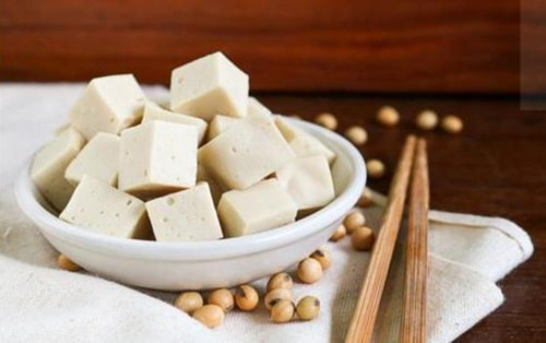 3 - Người bị viêm tụy cấp: Vì khi bệnh nhân bị viêm tụy cấp tấn công, cần tránh ăn các sản phẩm từ đậu nành vốn có tác dụng kích thích sự bài tiết của dạ dày và tuyến tụy.