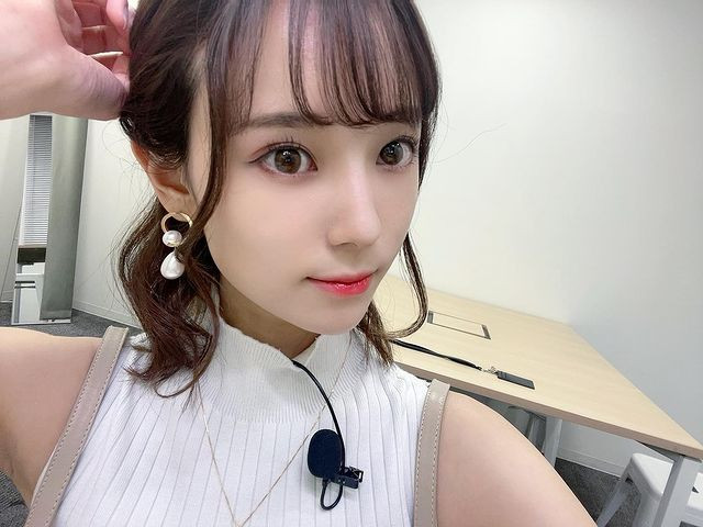 Theo tìm hiểu, ngay từ khi đi học, Manaka Nishihara đã nổi tiếng là một hot girl theo đuổi phong cách thời trang quyến rũ.