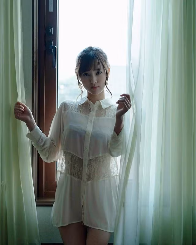 Cô nàng được mệnh danh là sở hữu vẻ đẹp đối lập nhưng lại vô cùng hài hoà, có sức cuốn hút, gây mê mọi ánh nhìn.