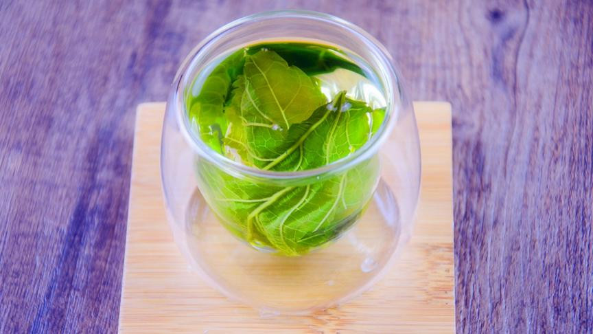 Ngoài ra, bác sĩ Lâm cũng chỉ ra rằng, không giống như các loại thuốc hạ đường huyết, nước lá dâu tằm chưa từng trải qua các thử nghiệm lâm sàng nghiêm ngặt, định lượng liều lượng và kiểm tra độ an toàn, vì thế rất khó định lượng tác dụng.