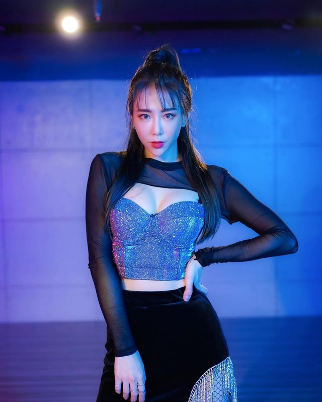 Cô nàng cũng kết hợp áo xuyên thấu với phong cách thời trang blink bắt sáng tốt, cho hiệu quả thị giác mạnh mẽ.