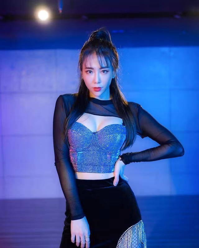 Cô nàng cũng kết hợp áo xuyên thấu với phong cách thời trang blink bắt sáng tốt, cho hiệu quả thị giác mạnh mẽ.