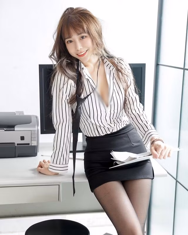 Chiếc áo kẻ sơ mi kẻ sọc thời thượng kết hợp cùng chân váy chữ A, điểm thêm chiếc ca vát ton sur ton được kéo trễ khiến Đổng Tử Ninh đẹp lạ và cực kỳ thu hút.