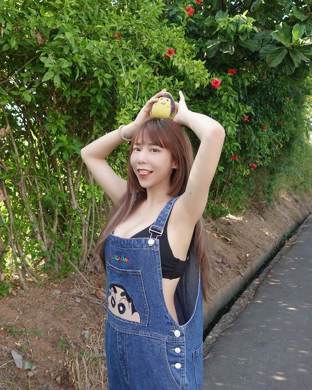 Được biết, những ngày gần đây, Đổng Tử Ninh cũng bắt đầu mở kênh Youtube, độ nổi tiếng thường xuyên duy trì ở mức cao. Cô nàng cũng chăm chia sẻ hình ảnh xinh đẹp trên IG để hút thêm người hâm mộ.