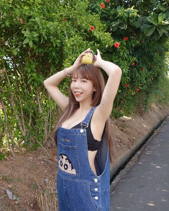 Được biết, những ngày gần đây, Đổng Tử Ninh cũng bắt đầu mở kênh Youtube, độ nổi tiếng thường xuyên duy trì ở mức cao. Cô nàng cũng chăm chia sẻ hình ảnh xinh đẹp trên IG để hút thêm người hâm mộ.