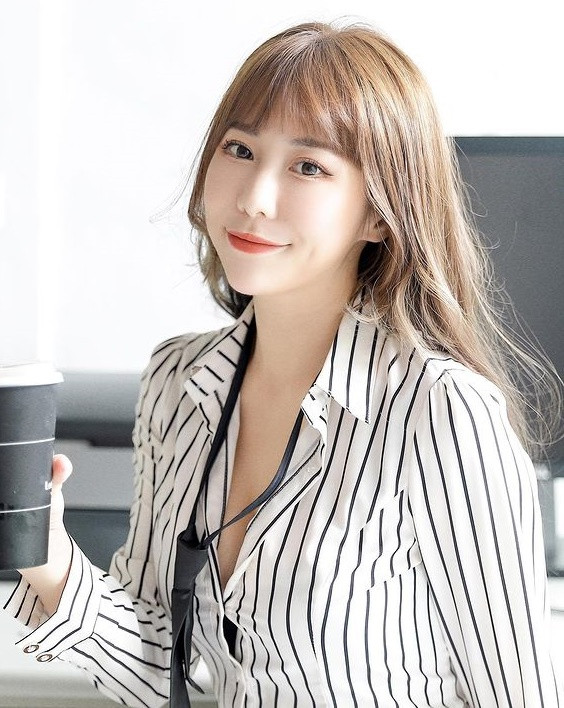 Cách đây vài ngày, Đổng Tử Ninh khoe ảnh vô cùng xinh đẹp trong bộ trang phục công sở gam màu đen trắng. Tuy set đồ đơn giản nhưng lại khoe khéo toàn bộ dáng vóc hoàn hảo của cô nàng.