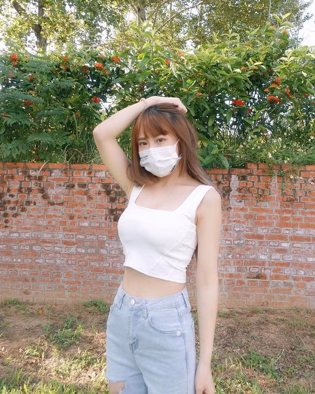 Đổng Tử Ninh cũng từng được cư dân mạng ưu ái gọi là Nami phiên bản sống nhờ dáng vẻ xinh đẹp, gợi cảm hút hồn của cô.