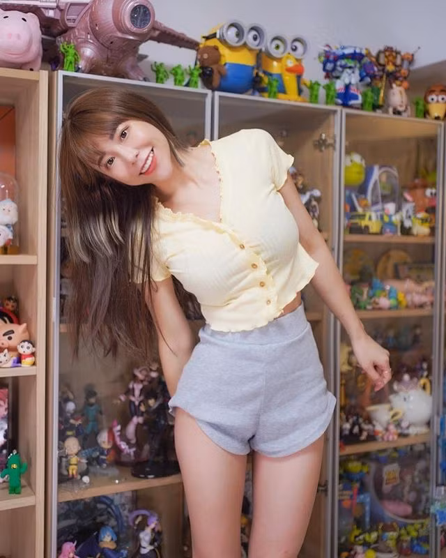  Cô gái siêu vòng một Đổng Tử Ninh từng là một trong những hoạt náo viên rất nổi tiếng, và cũng là trưởng một nhóm nhạc. Nhờ vẻ ngoài ngọt ngào và vòng một khủng, cô nàng luôn nổi vật và trở thành hot girl được cộng đồng mạng săn đón.