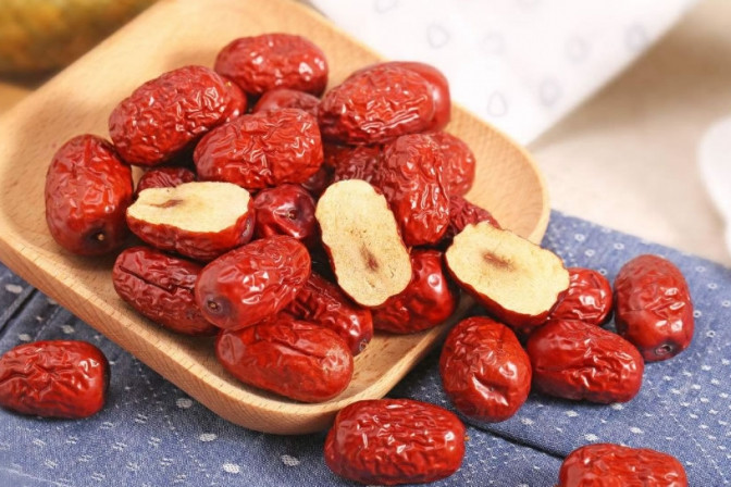 1. Táo đỏ: Táo đỏ từ lâu đã là vị thuốc trong y học cổ truyền, có tác dụng bổ khí, dưỡng da, chị em nên ăn nhiều. Đặc biệt là đối với phụ nữ mang thai, táo đỏ có tác dụng giúp mẹ điều hòa thể chất, giải tỏa suy nhược cơ thể, bổ trung ích khí, kiện tỳ ích vị, tăng cảm giác thèm ăn, có tác dụng bồi bổ cơ thể, giúp mẹ bầu da dẻ hồng hào. Nhờ đó mà khả năng miễn dịch của mẹ bầu được tăng. (Ảnh: Sina)