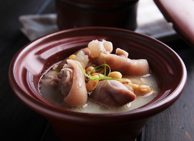 Móng lợn và thuốc bắc sẽ trở nên bổ dưỡng hơn khi hầm cùng nhau, đồng thời cũng tăng rất nhanh khả năng hấp thụ của cơ thể mẹ. Giá trị dinh dưỡng của cá diếc cũng rất cao, cơ thể mẹ dễ hấp thụ, có chức năng bổ sung nhiều dưỡng chất thiếu hụt và tăng sữa nhất định. (Ảnh: kknews)