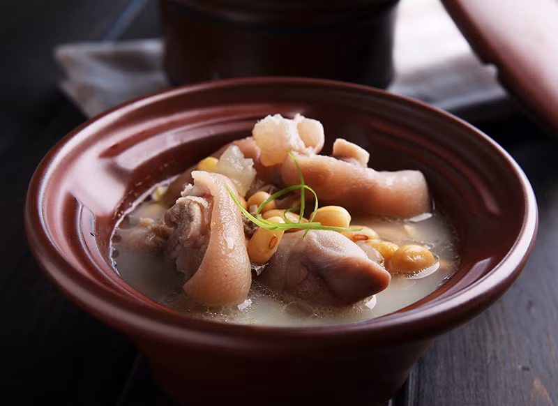 Móng lợn và thuốc bắc sẽ trở nên bổ dưỡng hơn khi hầm cùng nhau, đồng thời cũng tăng rất nhanh khả năng hấp thụ của cơ thể mẹ. Giá trị dinh dưỡng của cá diếc cũng rất cao, cơ thể mẹ dễ hấp thụ, có chức năng bổ sung nhiều dưỡng chất thiếu hụt và tăng sữa nhất định. (Ảnh: kknews)