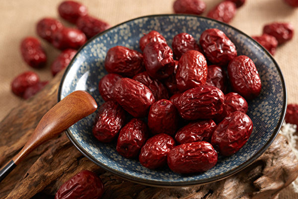 Sau khi sinh nở, phụ nữ cũng nên ăn táo đỏ. Trong trái táo đỏ có nhiều vitamin C, giàu glucozơ và protein, là những dưỡng chất quan trọng giúp phụ nữ sau sinh nhanh chóng phục hồi sức khỏe và phòng chống bệnh tật cho trẻ sơ sinh. (Ảnh: Sina)