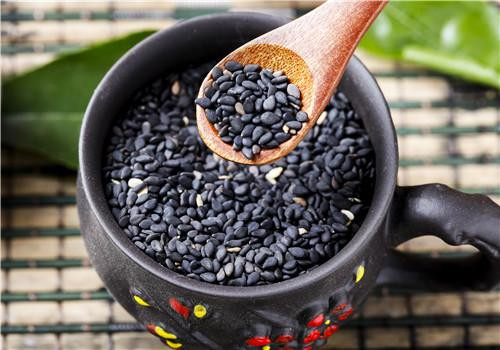 4. Vừng đen: Hạt vừng đen rất giàu chất xơ và dầu thô, có thể giúp bà bầu tăng cường nhu động đường tiêu hóa và giảm tình trạng táo bón. Hơn nữa, hạt vừng đen còn rất giàu chất sắt, có tác dụng dưỡng huyết hiệu quả, tránh được tình trạng thiếu cả khí lẫn huyết do thiếu máu cục bộ trong quá trình mang thai và sinh nở. (Ảnh: Caidan)