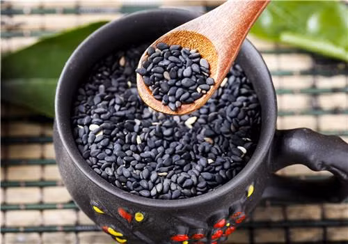 4. Vừng đen: Hạt vừng đen rất giàu chất xơ và dầu thô, có thể giúp bà bầu tăng cường nhu động đường tiêu hóa và giảm tình trạng táo bón. Hơn nữa, hạt vừng đen còn rất giàu chất sắt, có tác dụng dưỡng huyết hiệu quả, tránh được tình trạng thiếu cả khí lẫn huyết do thiếu máu cục bộ trong quá trình mang thai và sinh nở. (Ảnh: Caidan)