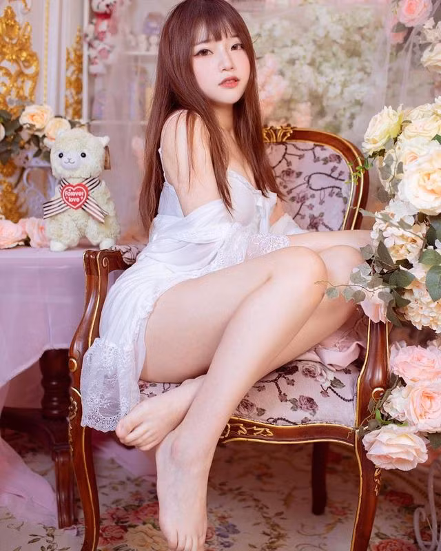 Nguyện Nguyện trước đây thường nhận lời làm mẫu ảnh, mẫu nội y. Cô nàng cũng rất thích cosplay và là một trong những cosplayer xinh đẹp có tiếng được rất nhiều fan anime yêu thích, thần tượng.