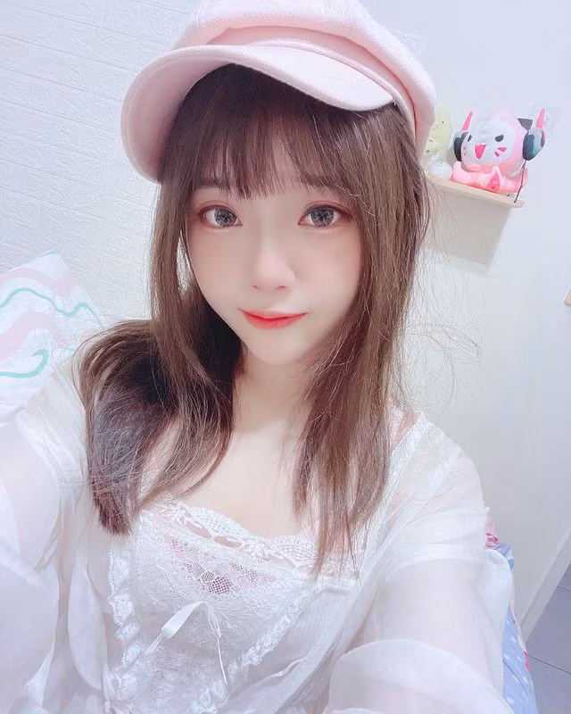 Qua những bức ảnh mà Nguyện Nguyện đăng tải trên trang cá nhân, có thể thấy cô nàng rất thích những set đồ mặc nhà, đồ ngủ diêm dúa.