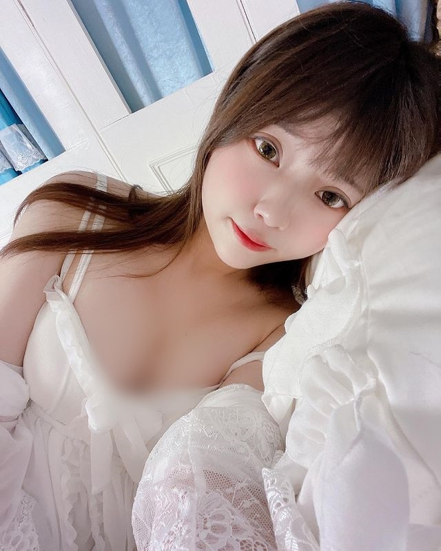 Nguyện Nguyện trông như một nàng công chúa nhỏ trong set đồ ngủ màu trắng, chất liệu ren. Cô nàng khoe được vòng một đầy đặn và bờ vai thon thả của mình.