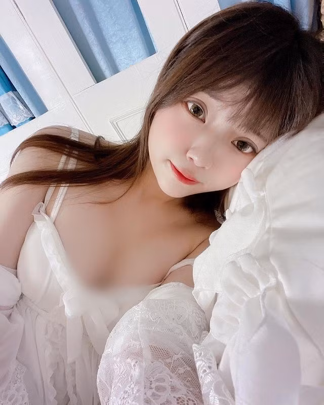 Nguyện Nguyện trông như một nàng công chúa nhỏ trong set đồ ngủ màu trắng, chất liệu ren. Cô nàng khoe được vòng một đầy đặn và bờ vai thon thả của mình.