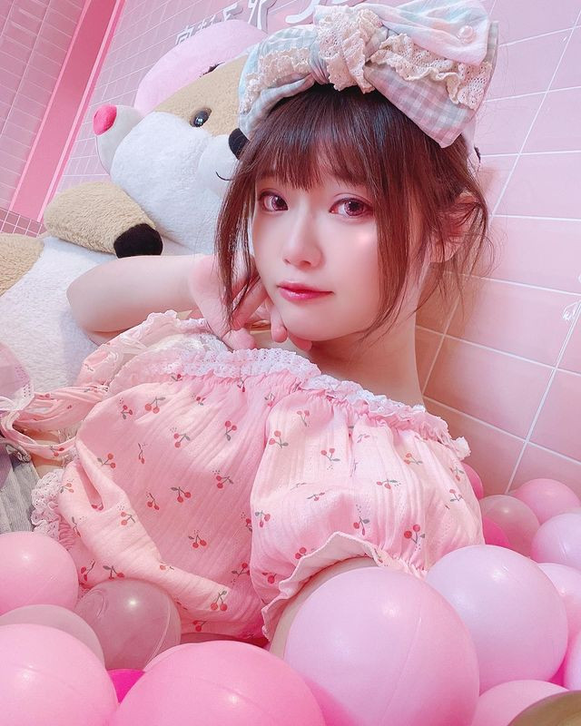 Lần chuyển đổi này khiến Nguyện Nguyện nổi tiếng hơn nữa, tăng cơ hội giao lưu với người hâm mộ và giành được nhiều lời mới hợp tác từ các nhà sản xuất game.