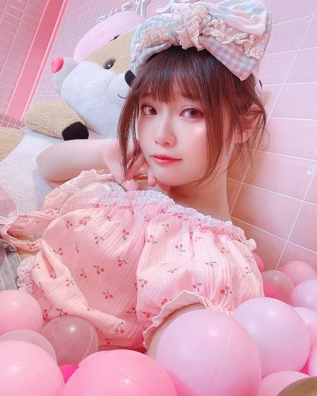 Lần chuyển đổi này khiến Nguyện Nguyện nổi tiếng hơn nữa, tăng cơ hội giao lưu với người hâm mộ và giành được nhiều lời mới hợp tác từ các nhà sản xuất game.