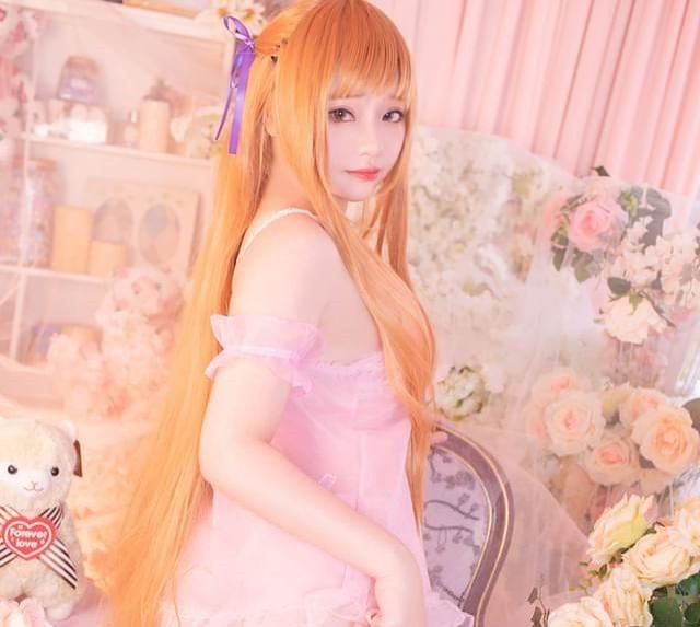 Nhiều fan hâm mộ của Nguyện Nguyện cho rằng, dù chỉ mặc đồ ngủ, cô vẫn vô cùng quyến rũ.