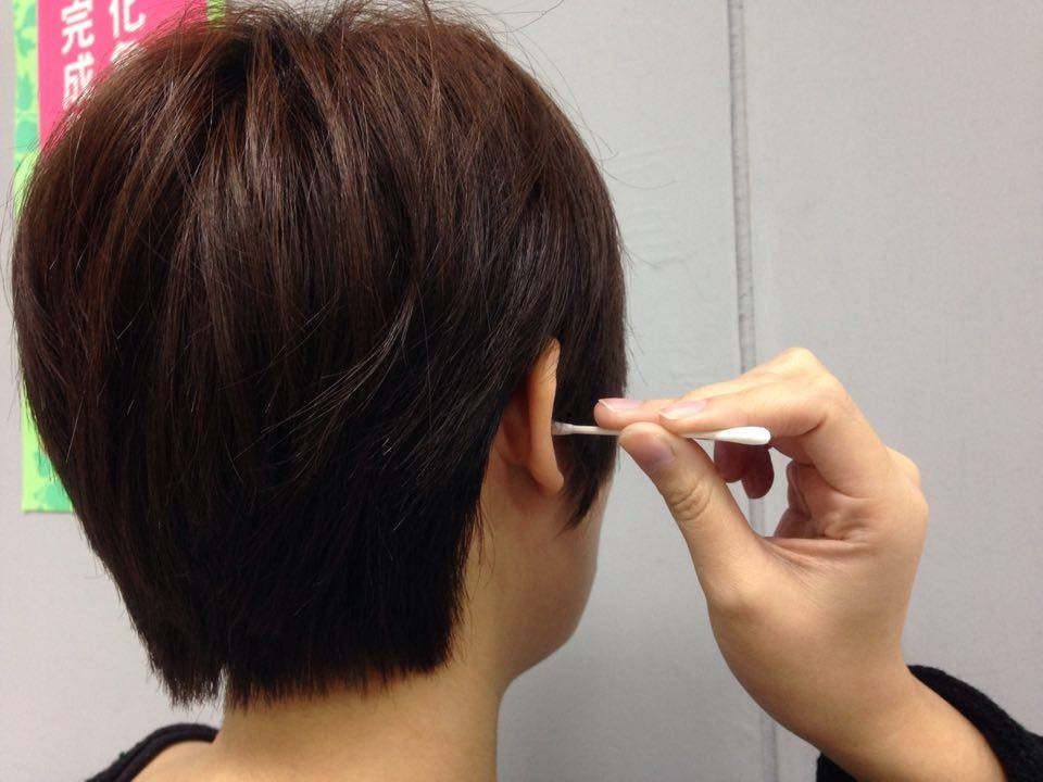 Mới đây, bác sĩ Nhan Tuấn Vũ - chuyên khoa nhiễm trùng nhi người Trung Quốc đã có những chia sẻ rất đáng chú ý về ráy tai. Theo bác sĩ Nhan, ráy tai thực chất là sự tiết ra của tuyến bã nhờn và tuyến cerumen, trộn với các tế bào biểu mô bị bong tróc.