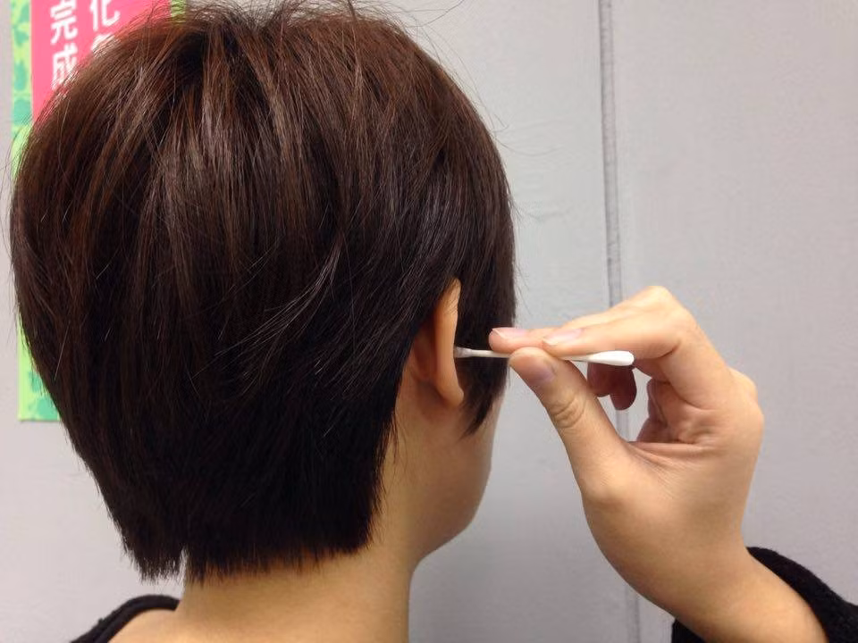 Mới đây, bác sĩ Nhan Tuấn Vũ - chuyên khoa nhiễm trùng nhi người Trung Quốc đã có những chia sẻ rất đáng chú ý về ráy tai. Theo bác sĩ Nhan, ráy tai thực chất là sự tiết ra của tuyến bã nhờn và tuyến cerumen, trộn với các tế bào biểu mô bị bong tróc.