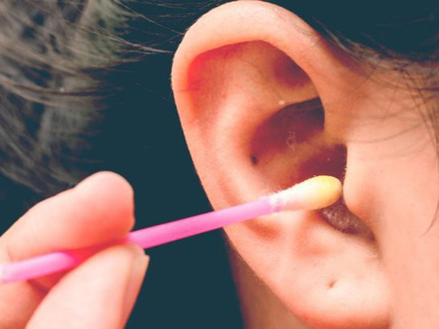 Bác sĩ Nhan nhấn mạnh "lấy ráy tai thường xuyên có thể gây viêm tai giữa". Theo bác sĩ, ráy tai vốn không liên quan gì đến bệnh viêm tai giữa nhưng nếu thường xuyên sử dụng tăm bông để làm sạch ống thính giác thì có thể tăng khả năng nhiễm trùng, gây viêm ống thính giác bên ngoài.