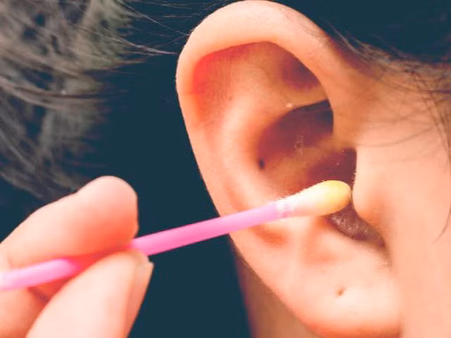 Bác sĩ Nhan nhấn mạnh "lấy ráy tai thường xuyên có thể gây viêm tai giữa". Theo bác sĩ, ráy tai vốn không liên quan gì đến bệnh viêm tai giữa nhưng nếu thường xuyên sử dụng tăm bông để làm sạch ống thính giác thì có thể tăng khả năng nhiễm trùng, gây viêm ống thính giác bên ngoài.