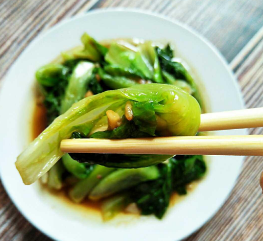 Thế nhưng, cũng rất nhiều người ăn rau diếp không đúng cách. Họ không nấu chín mà chỉ rửa qua nước rồi ăn sống. Rau diếp mọc sát đất, hơn nữa kết cấu từng lớp khiến vi khuẩn, kí sinh trùng cực dễ ẩn nấp. Nếu không rửa, ngâm, nấu chín thì không thể đảm bảo vệ sinh được.