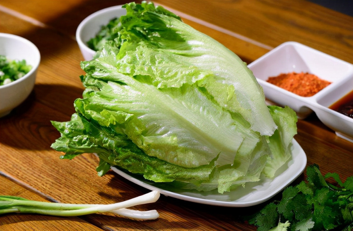 Rau diếp giúp chúng ta tăng cảm giác thèm ăn và thúc đẩy nhu động đường tiêu hóa, tăng cường khả năng miễn dịch, đồng thời có thể đạt được hiệu quả giảm cân. Chính vì vậy, đây là loại rau được nhiều người yêu thích.