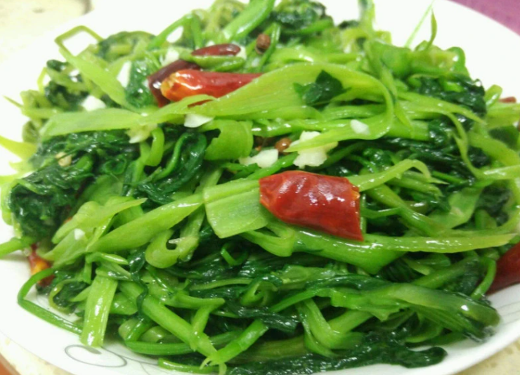 Loại rau thứ hai là rau muống: Tin rằng đây là loại rau nhiều người ăn thường xuyên. Thế nhưng, nói đến rau muống thì thực ra vào mùa này người ta đã coi nó như một loại rau trái vụ. Kết cấu của rau muống đặc biệt giòn, ngon và giá cả cũng tương đối rẻ nên nhiều người thường xuyên ăn.