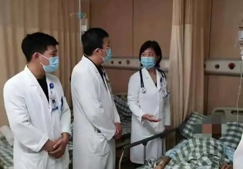 Xét nghiệm cho thấy gan, thận, cơ đều bị tổn thương, chụp CT phổi cho thấy nhiều tổn thương lan tỏa ở cả hai phổi. Bác sĩ cấp cứu cho rằng bệnh nhân ở trong tình trạng nguy kịch không rõ căn nguyên nên nhanh chóng mời bác sĩ bệnh truyền nhiễm để hội chẩn.