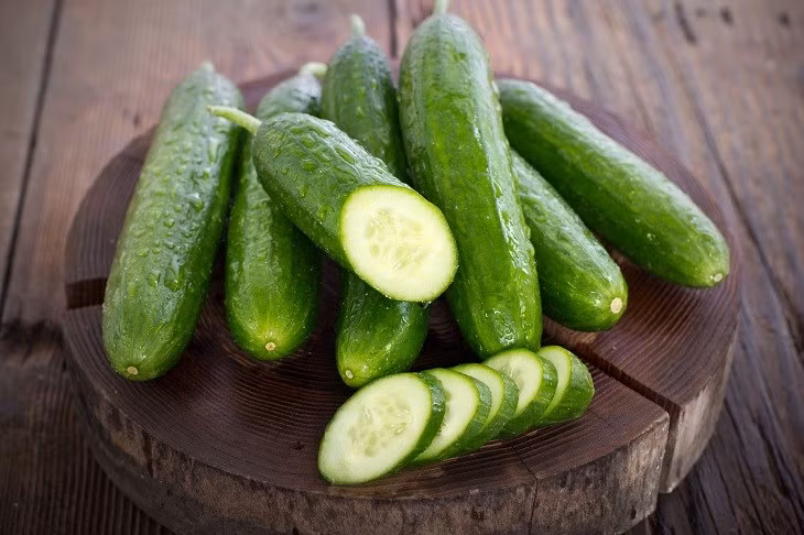 Thực tế, dưa chuột để trong tủ lạnh cũng dễ bị mất nước và khô héo. Tốt nhất là bạn nên ăn đến đâu mua đến đó. Nếu ngại đi mua, bạn nên bọc dưa chuột trong khăn giấy, sau đó cho vào túi bóng để giữ ẩm khi trữ trong tủ lạnh, sử dụng càng sớm càng tốt.