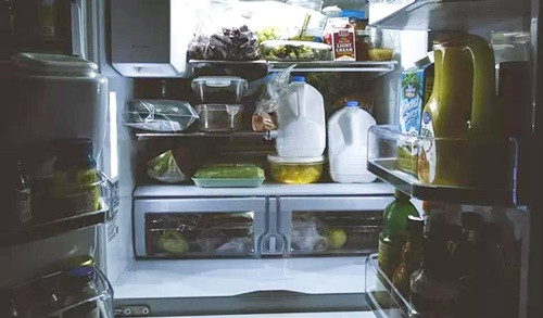 Rau lá xanh khi bảo quản ở nhiệt độ phòng sẽ mất dần chất dinh dưỡng, sau khi mua về bạn có thể bọc trong túi ni lông và cho vào tủ lạnh, nhưng tốt nhất nên bảo quản trong tủ lạnh không quá 3 ngày. (Ảnh minh họa)