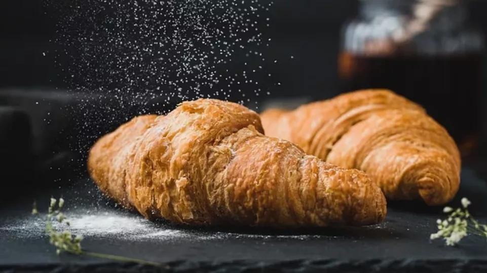 Nếu bánh mì không ăn được ngay, hãy cho chúng vào ngăn đá tủ lạnh, khi ăn mới lấy ra và làm nóng lại.