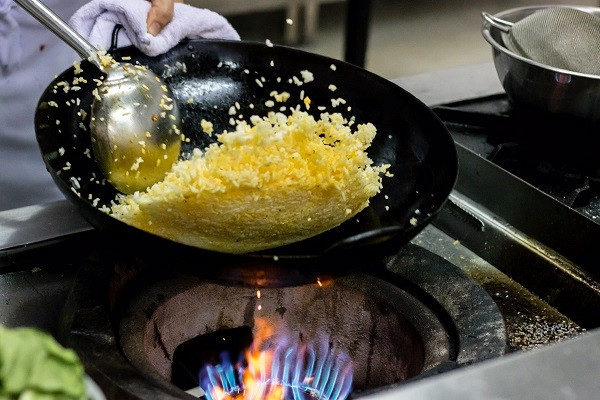 Tuy nhiên, nhược điểm của chảo sắt là rất dễ bị gỉ và nặng, khó sử dụng, nhiều chị em phụ nữ thực sự không thích. Cũng có quan điểm cho rằng nồi sắt, chảo sắt độc hại, gây ảnh hưởng đến chất lượng thực phẩm. Quan điểm khác phản biện lại, cho rằng dùng nồi, chảo bằng sắt nấu có thể bổ sung sắt cho cơ thể. Vậy điều này có đúng không?