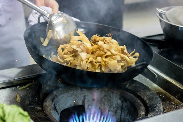 Thêm nữa, nấu các thực phẩm chua như cà chua, dưa cải, hoặc thêm giấm, nước chanh... vào các món ăn, thực sự có thể thúc đẩy phản ứng hóa học giữa chảo sắt, nồi sắt và các chất có tính axit, tạo ra nhiều ion sắt hơn. Tuy nhiên, những ion sắt này gần như vô hại đối với cơ thể con người.