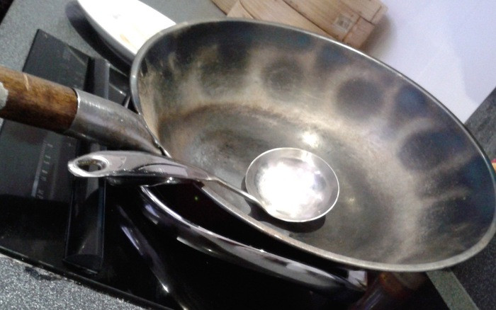 Thực tế, khi sử dụng chảo sắt để nấu ăn, khi có vết cặn bẩn rơi ra khỏi thành chảo, nó sẽ tiếp xúc với một số chất có tính axit trong thực phẩm, gây ra phản ứng hóa học, biến thành ion sắt và trộn vào thức ăn, có thể làm tăng hàm lượng sắt trong thực phẩm.