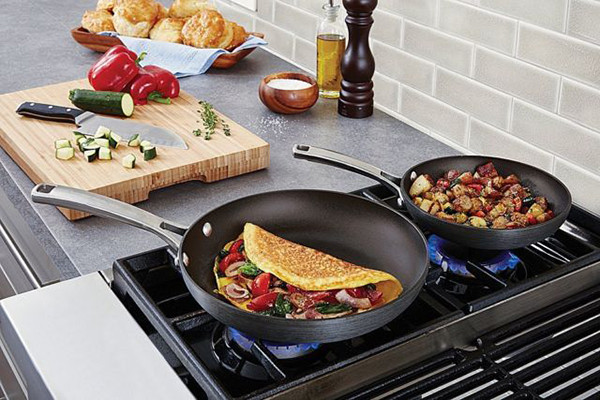 Cũng có lo ngại rằng axit perfluorooctanoic (PFOA), một chất hỗ trợ chế biến trong quá trình sản xuất Teflon, sẽ gây hại cho cơ thể con người. Tuy nhiên, hiện vẫn chưa có đủ bằng chứng để chứng minh PFOA có ảnh hưởng xấu đến sức khỏe con người. Cả Cơ quan Bảo vệ Môi trường Hoa Kỳ (EPA) và Hiệp hội Ung thư Hoa Kỳ (ACS) đều cho rằng Teflon và các sản phẩm fluoropolymer tương tự mà người tiêu dùng tiếp xúc không cần phải lo lắng.