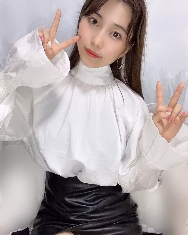 Io Iori cũng từng phát hành sách ảnh và quay các tác phẩm quảng cáo, làm mẫu ảnh, tham gia các chương trình truyền hình thực tế, bước nửa chân vào giới giải trí Nhật Bản.