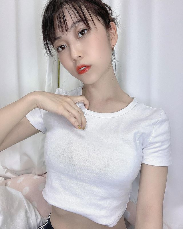 Thi thoảng, cô nàng cũng chia sẻ những hình ảnh xinh đẹp, bốc lửa của mình trên trang Instagram cá nhân, nhận được hàng chục ngàn lượt yêu thích và chia sẻ.