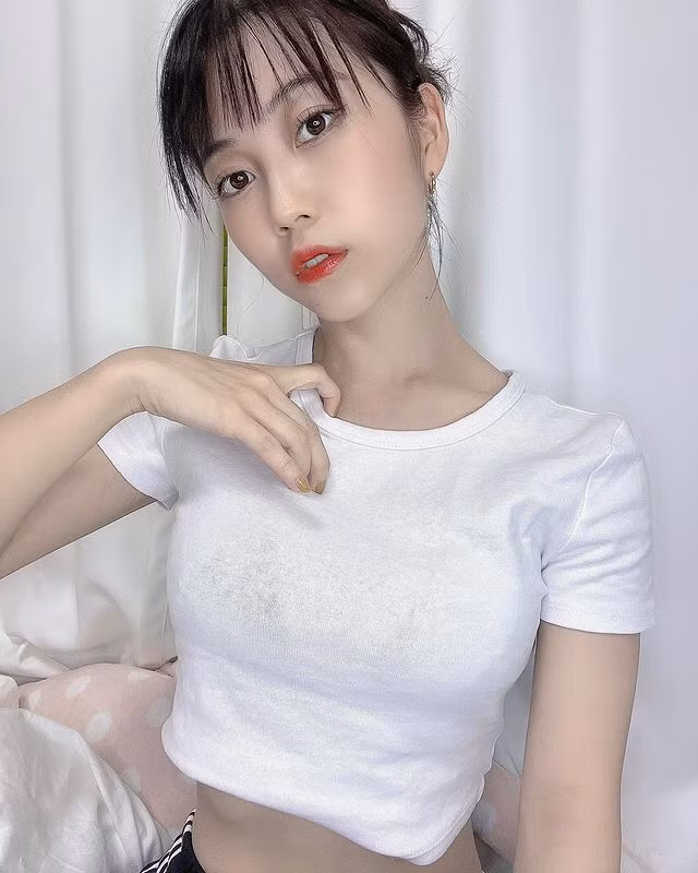 Thi thoảng, cô nàng cũng chia sẻ những hình ảnh xinh đẹp, bốc lửa của mình trên trang Instagram cá nhân, nhận được hàng chục ngàn lượt yêu thích và chia sẻ.