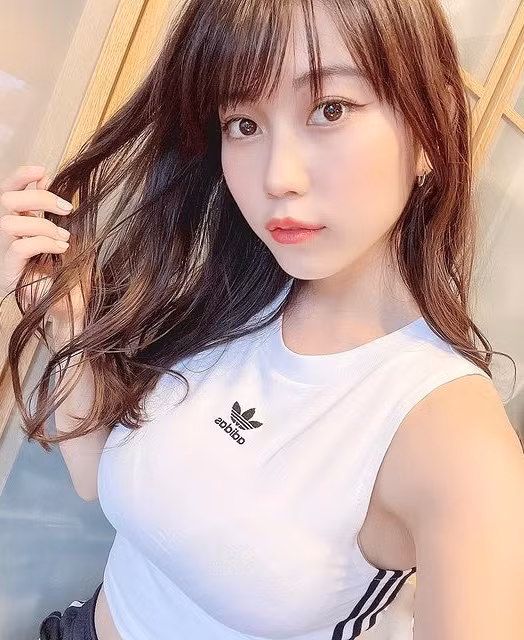 Cũng nhờ lợi thế ngoại hình, ngay từ khi đang theo học khoa Kiến trúc ở trường đại học, Io Iori đã nhận được sự chú ý lớn và được cư dân mạng ưu ái gọi là " nữ thần kiến trúc".